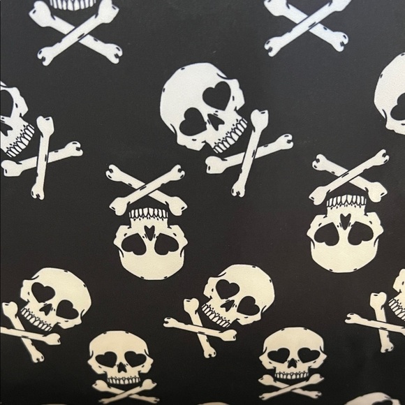 Betsey Johnson | Black Skull Lunch Tote w/ Crossbody Strap - Picture 6 of 7